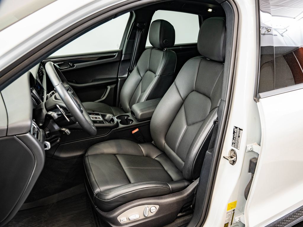 Certified 2026 Porsche Macan AWD/4WD image 39