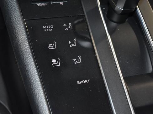 Certified 2024 Porsche Macan image 18