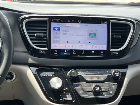 Used 2023 Chrysler Pacifica Touring-L FWD image 15