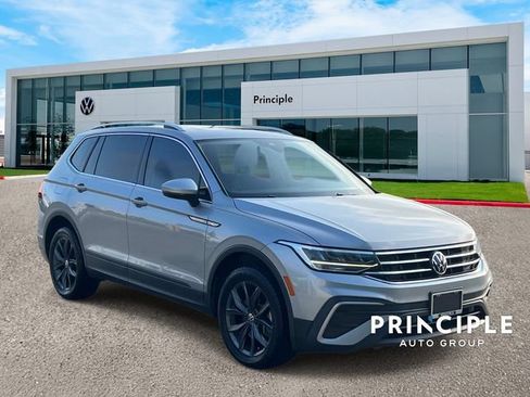 Used 2023 Volkswagen Tiguan SE w/ Panoramic Sunroof Package FWD image 3