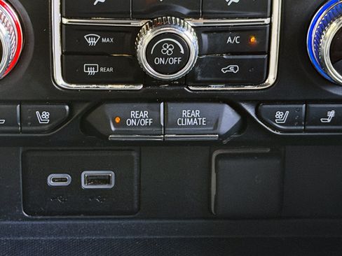 Used 2024 GMC Yukon XL SLT RWD image 13