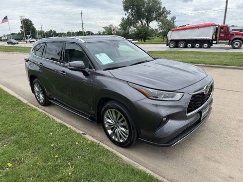 Used 2023 Toyota Highlander Platinum AWD/4WD image 7