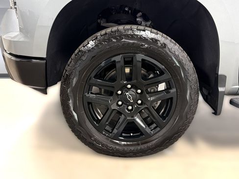 Used 2025 Chevrolet Silverado 1500 LT Trail Boss w/ Convenience Package II AWD/4WD image 12