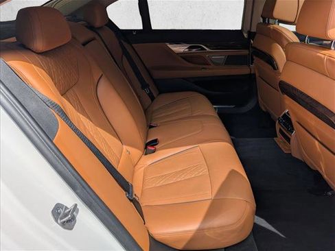 Certified 2022 BMW 750i xDrive w/ Executive Package AWD/4WD image 19