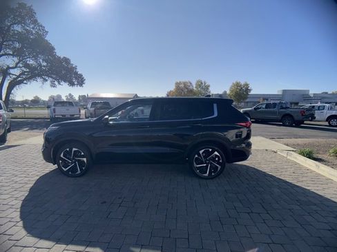 Used 2024 Mitsubishi Outlander SE image 3