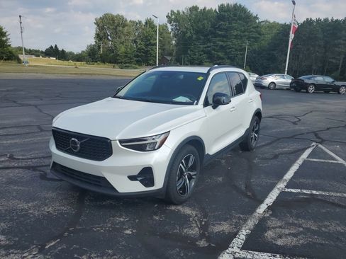 Used 2023 Volvo XC40 B5 Plus AWD/4WD image 4