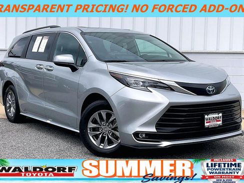 Used 2025 Toyota Sienna XLE FWD image 1