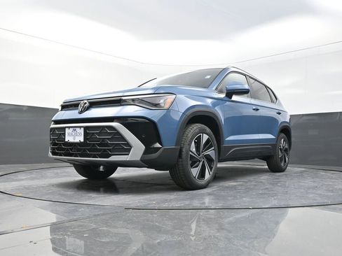 New 2026 Volkswagen Taos SE image 22