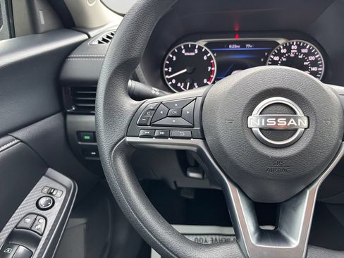 Used 2025 Nissan Sentra SV FWD image 21