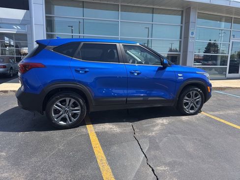 Used 2023 Kia Seltos LX AWD/4WD image 3