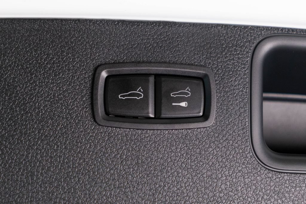 Certified 2026 Porsche Macan AWD/4WD image 40