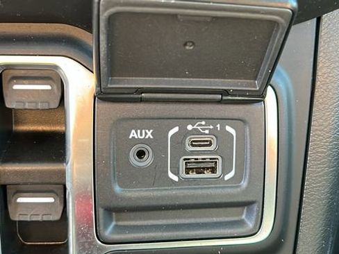 Used 2023 Jeep Wrangler Unlimited Sahara w/ Cold Weather Group AWD/4WD image 18