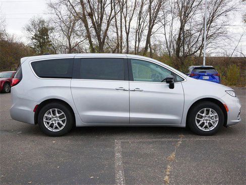 Used 2024 Chrysler Pacifica Touring-L image 8