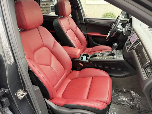 Used 2018 Porsche Macan AWD/4WD image 23