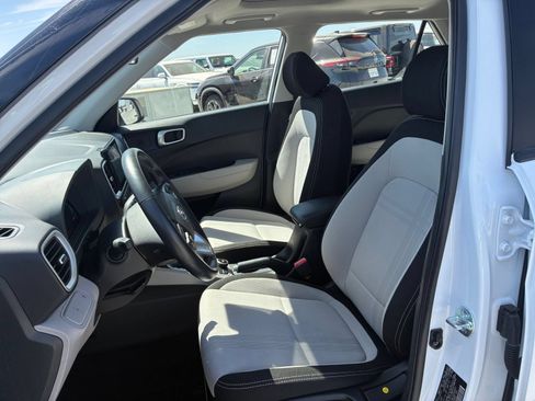 Used 2025 Hyundai Venue SEL FWD image 25