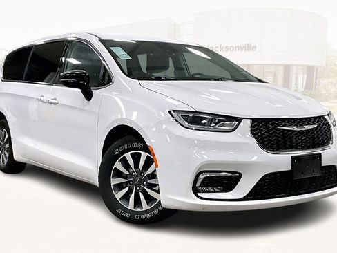 Used 2024 Chrysler Pacifica Select image 3