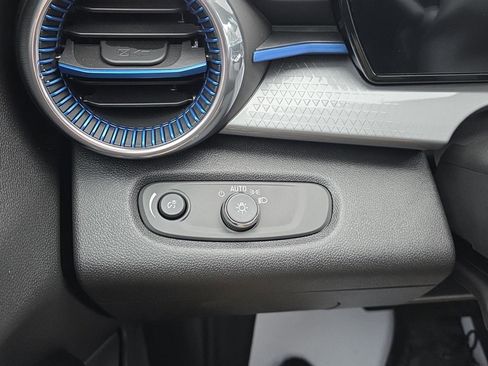 New 2025 Chevrolet Trax LT w/ Sunroof Package image 18