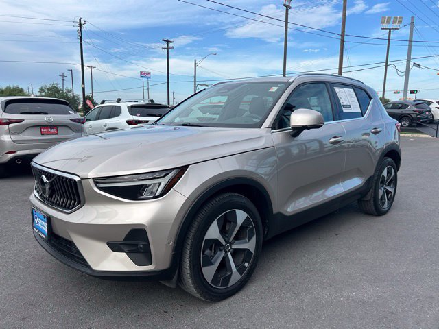 Used 2023 Volvo XC40 B5 Plus w/ Driver Assist Package AWD/4WD image 3