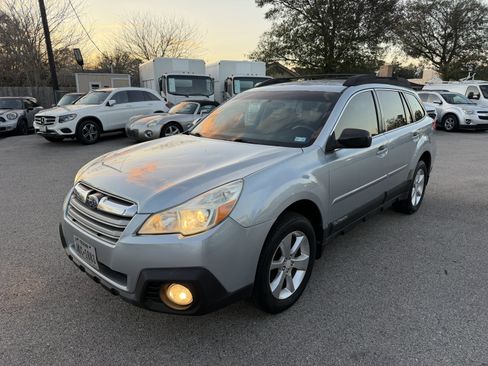 Used 2014 Subaru Outback 2.5i w/ Alloy Wheel Package image 3
