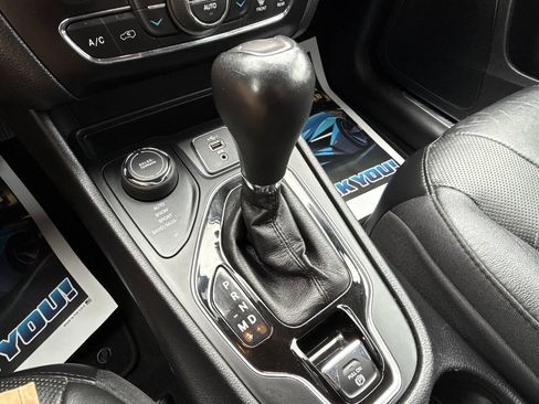 Used 2019 Jeep Cherokee Limited AWD/4WD image 16