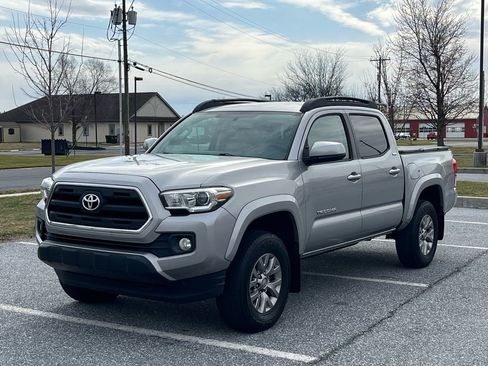 Used 2016 Toyota Tacoma SR5 w/ SR5 Appearance Package (SN) image 4