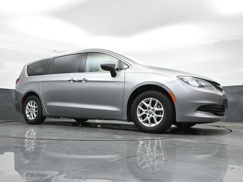 Used 2017 Chrysler Pacifica Touring FWD image 43