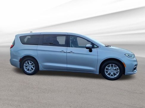 Used 2023 Chrysler Pacifica Touring-L FWD image 7