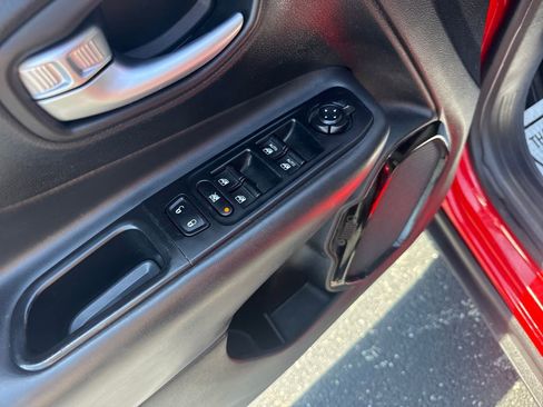 Used 2018 Jeep Renegade Altitude AWD/4WD image 30
