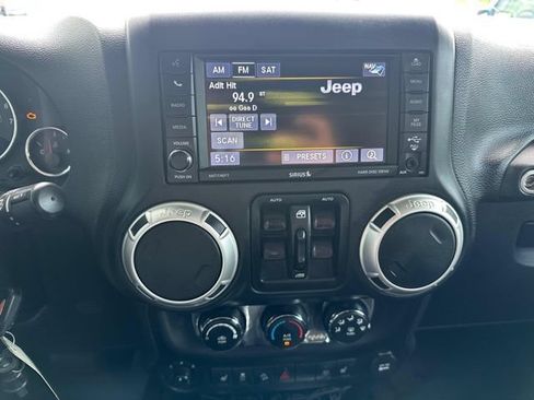Used 2016 Jeep Wrangler Unlimited Rubicon w/ Connectivity Group AWD/4WD image 16