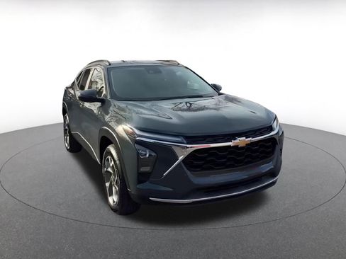 Used 2025 Chevrolet Trax LT image 3