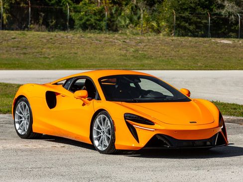 Used 2024 McLaren Artura RWD image 16