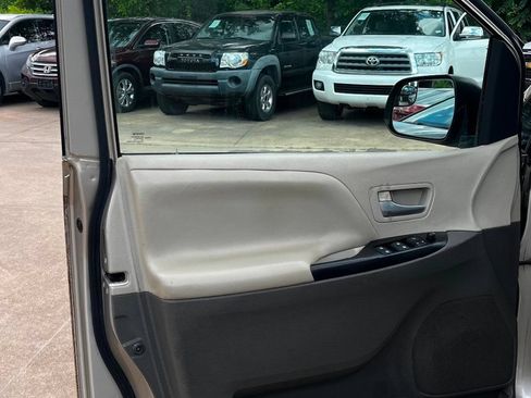 Used 2015 Toyota Sienna LE FWD image 17
