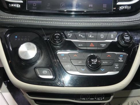 Used 2023 Chrysler Pacifica Touring-L FWD image 37