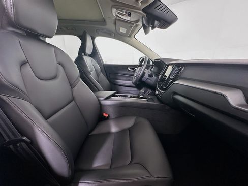Used 2025 Volvo XC60 B5 Core image 32