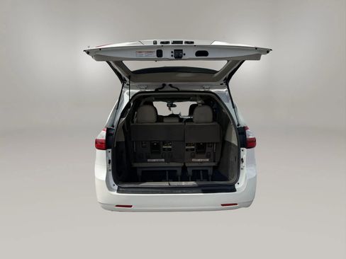 Used 2016 Toyota Sienna XLE image 8