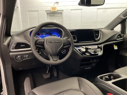 New 2026 Chrysler Pacifica Select image 9