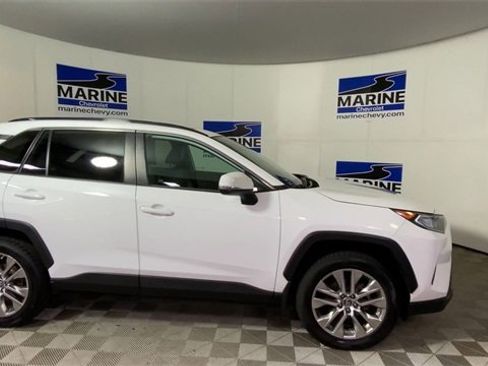 Used 2019 Toyota RAV4 XLE Premium image 3