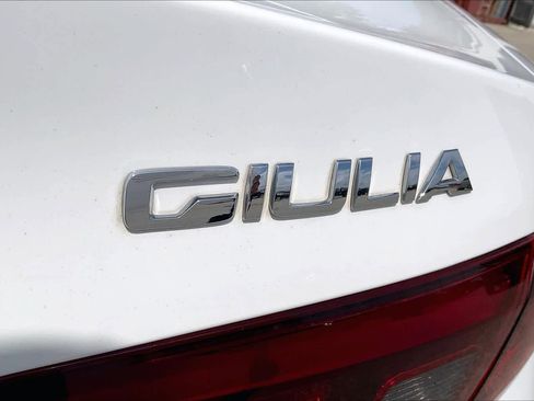 Used 2018 Alfa Romeo Giulia AWD image 9