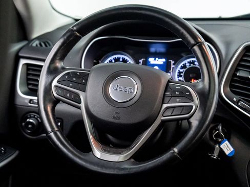 Used 2019 Jeep Cherokee Latitude w/ Cold Weather Group FWD image 10