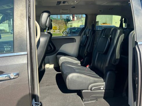 Used 2016 Chrysler Town & Country Touring w/ Driver Convenience Group FWD image 28