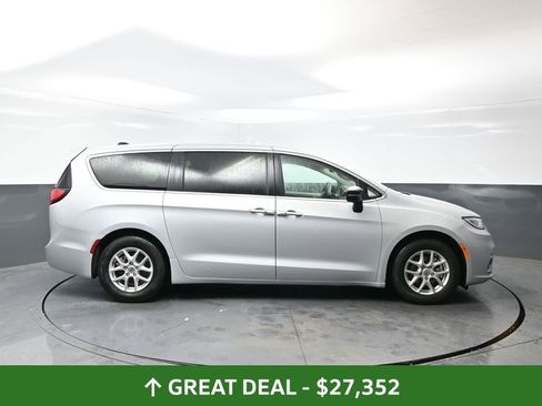 Used 2024 Chrysler Pacifica Touring-L image 2