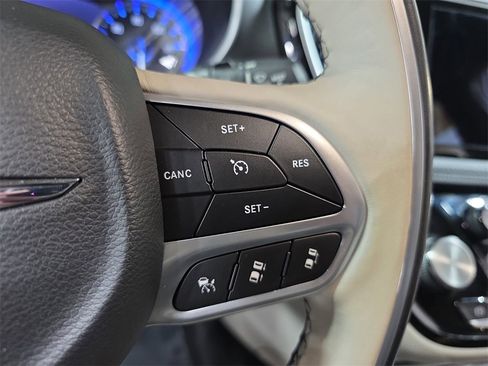 Used 2020 Chrysler Pacifica Limited w/ Tire & Wheel Group image 18