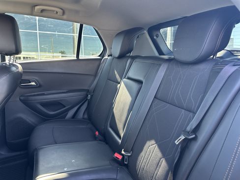 Used 2018 Chevrolet Trax LT w/ LT Convenience Package FWD image 9