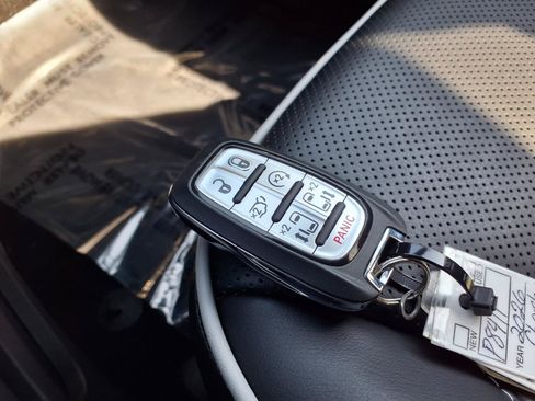 Used 2026 Chrysler Pacifica Limited FWD image 16
