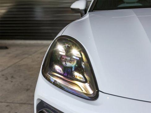 Certified 2023 Porsche Cayenne Platinum Edition image 11