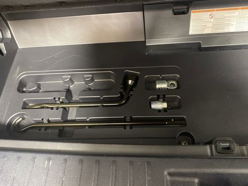 Used 2020 Toyota Highlander L image 29