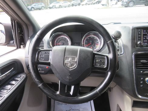 Used 2019 Dodge Grand Caravan SXT FWD image 14