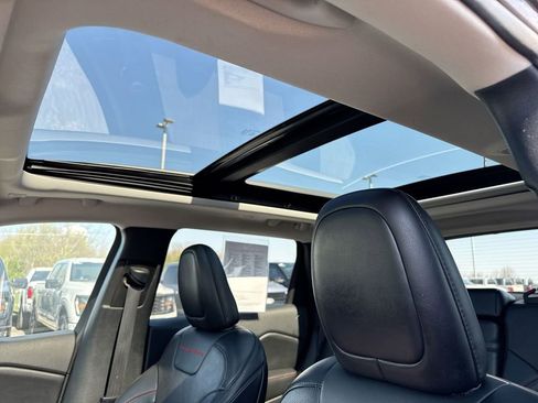 Used 2019 Jeep Cherokee Trailhawk image 20