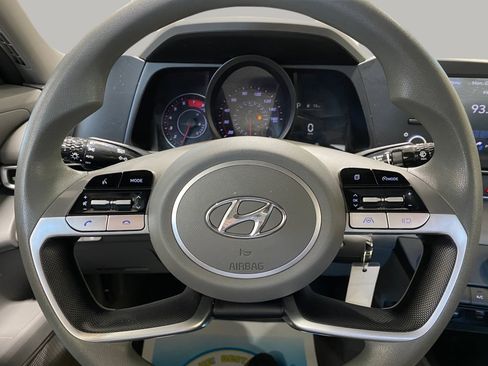 Used 2022 Hyundai Elantra SE image 12