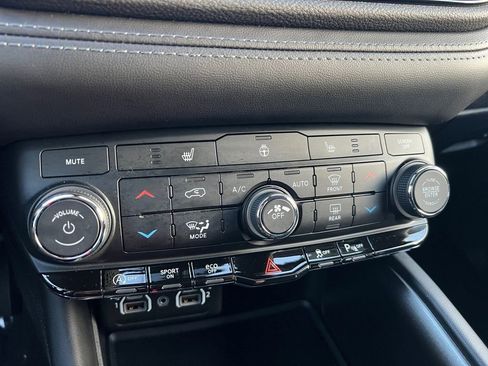 Used 2022 Dodge Durango SXT image 33